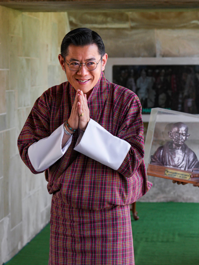 एक शाही परिवार में जन्म लेने के बावजूद, भूटान के राजा एक साधारण जीवन जीते हैं। उनकी मोडेस्ट लाइफस्टाइल को तस्वीरों में देखें।