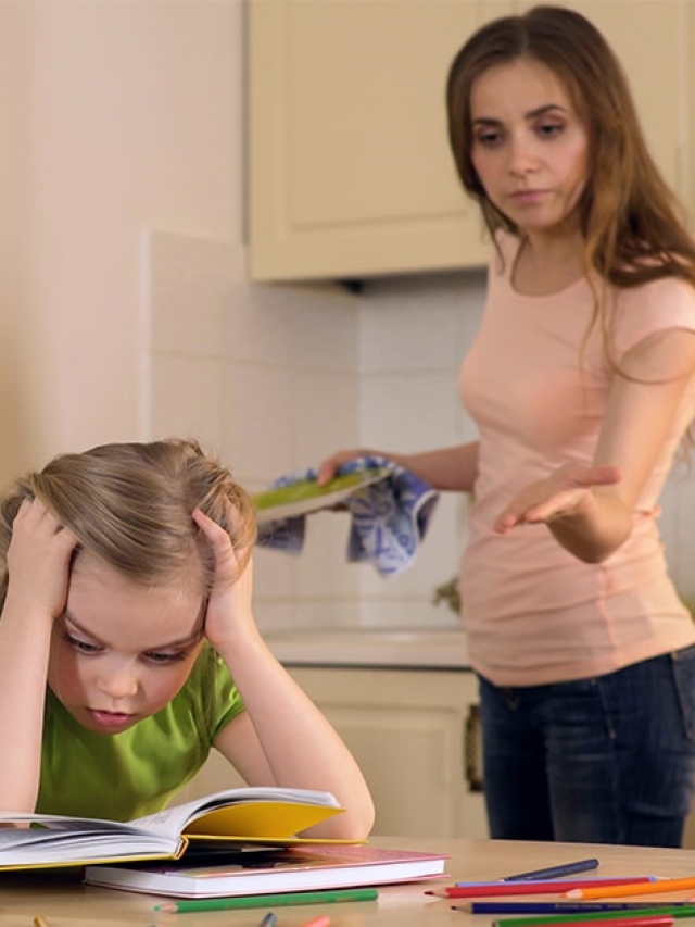 बच्चों के प्रति अत्यधिक सख्ती हानिकारक हो सकती है। माता-पिता को इन बातों पर ध्यान देना चाहिए।