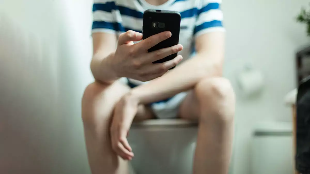 using-phone-in-toilet-will-cause-serious-illness