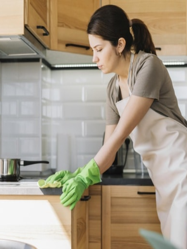 अगर आप भी अपने किचन को चुटकियों में साफ करना चाहते हैं तो इन तरीकों को अपनाएं।